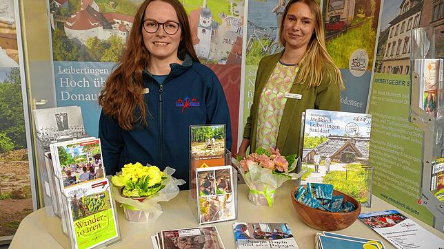 Die Tourismusinformation der Stadt Meßkirch wirbt an ihrem Stand unter anderem für den Campus Galli und für sich als Arbeitgeber (von ...