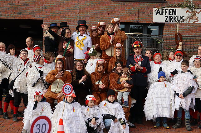Bild 20: Rathaus-Dompteur im Affenstall: Die besten Bilder vom skurrilen Salemer Affentheater!