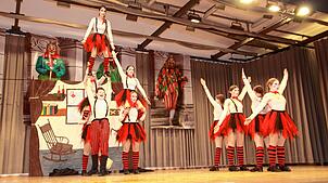 Beim Zunftball des Narrenvereins Durbestecher Sauldorf ernten die Akteure viel Applaus. Auch der akrobatische Auftritt der Hop-A-Holix ...