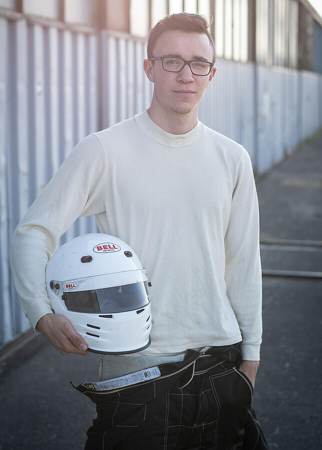 Bild 1: Einmal noch mit Verbrenner-Motor: Konstanzer Studierende bereiten sich und ihren 250.000 Euro teuren Boliden auf die Formula Student vor