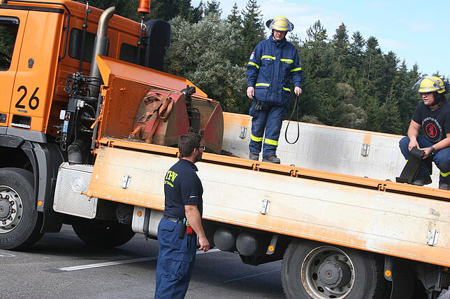 Bild 20: Bilder vom Abtransport des Felsbrockens auf der A81 nach dem Unfall nahe Trossingen