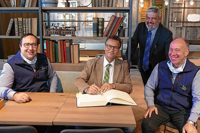 Eintrag ins Goldene Buch der Stadt: Zur Freude von Bürgermeister Michael Scharf verewigten sich (v.v.li.) Martin Schmidt, Minister Peter ...