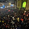 Rund 7000 bis 8000 Menschen sind am Mittwochabend auf dem Konstanzer Münsterplatz und in den angrenzenden Gassen versammelt, um gegen ...