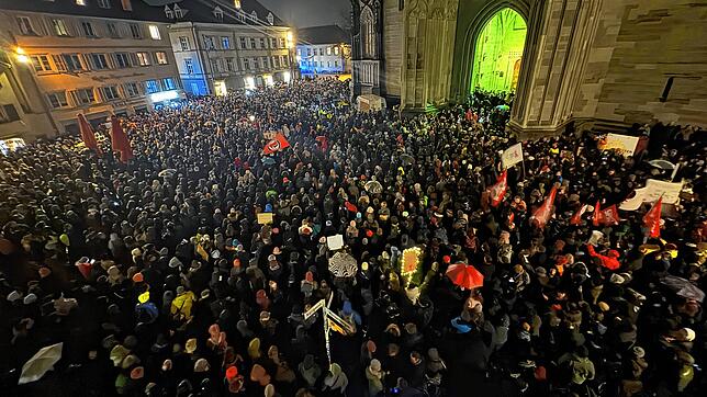 Rund 7000 bis 8000 Menschen sind am Mittwochabend auf dem Konstanzer Münsterplatz und in den angrenzenden Gassen versammelt, um gegen ...
