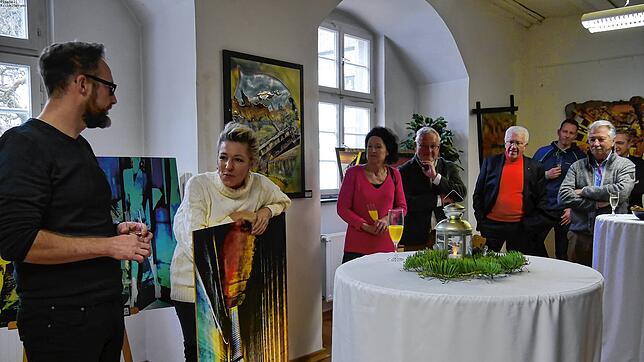Ray Schnutenhaus (links) schildert den geladenen Gästen in der Ausstellung im Schlössle die Technik der Smartografie, Schlagersängerin ...