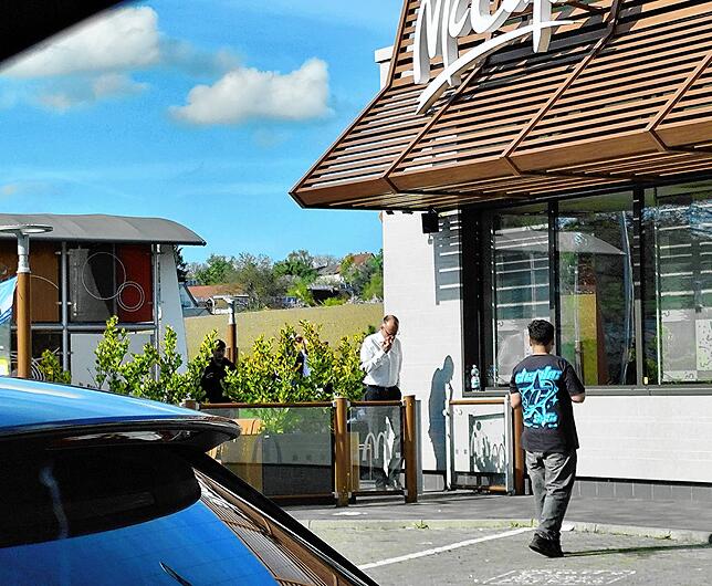 Friedrich Merz, designierter Bundeskanzler, verlässt das McDonald‘s-Restaurant in Überlingen am Montagnachmittag.