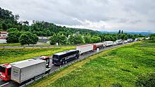 Der Stau auf der B34 ist ein gewohntes Bild: Auch am Morgen des 26. Mai stauen sich massenweise Lastwagen im Berufsverkehr nach ...
