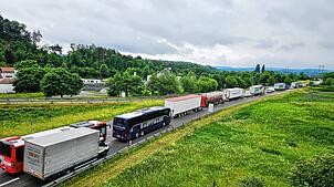 Der Stau auf der B34 ist ein gewohntes Bild: Auch am Morgen des 26. Mai stauen sich massenweise Lastwagen im Berufsverkehr nach ...