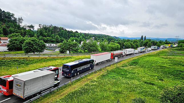 Der Stau auf der B34 ist ein gewohntes Bild: Auch am Morgen des 26. Mai stauen sich massenweise Lastwagen im Berufsverkehr nach ...