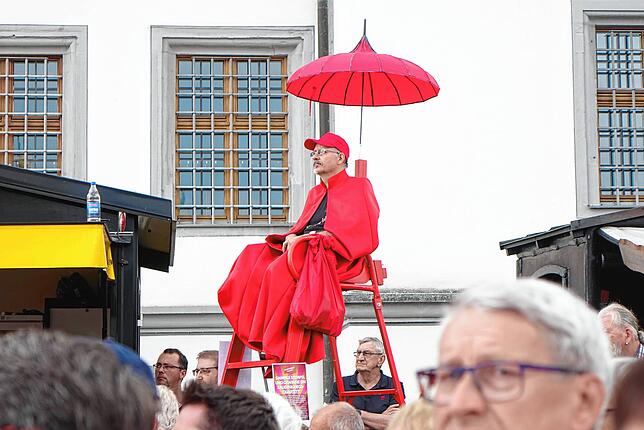 Die Kardinäle auf ihren hohen Stühlen mit Schirm, sind ein Hingucker.