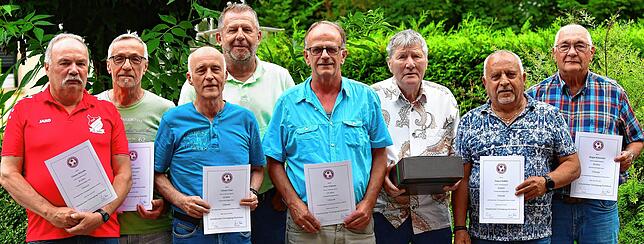 Geehrte Schiedrichter (von links): Günter Brendle, Gerhard Gantert für 30 Jahre. Günter Hess, Gregor Huber und Otto Schönle für 35 ...