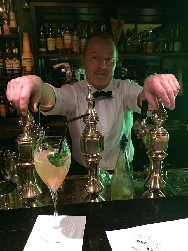 Vor Ralf Hezel, Inhaber der Casablanca-Piano-Bar, steht der von ihm zubereitete Cocktail.