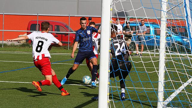 Matchwinner: David Duvnjak (Mitte) vom VfB Waldshut knackte das Bollwerk des FC Tiengen 08 in der 67. Minute und erzielte per ...