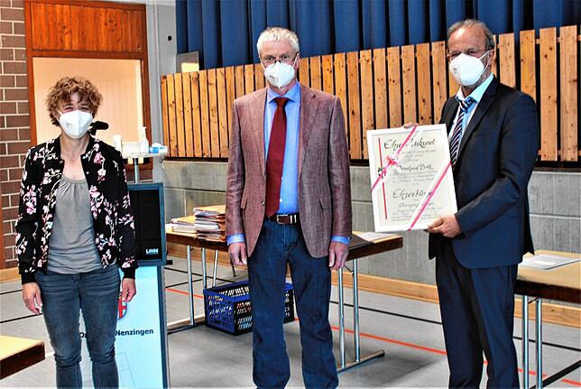 Die stellvertretende Bürgermeisterin Antonie Schäuble und Nikolaus Langner, langjähriges Mitglied im Gemeinderat, überreichten dem ...