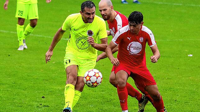 Bernard Suker (links, TSV Singen) im Zweikampf mit Lukas Müller (rechts, RW Salem).