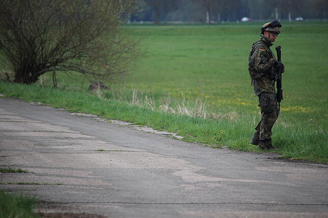 Bild 10: Sprengfallen, Medizinverkäufer und Bewaffnete in Aasen: Das erlebt die Bundeswehr bei ihrer Übung
