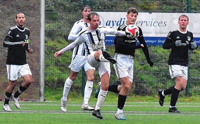 Kein Durchkommen: Trotz viel Ballbesitz gingen Etienne Leisinger (vorn, gegen Nico Klein) und der FC Wittlingen bei der U23 des SV 08 ...