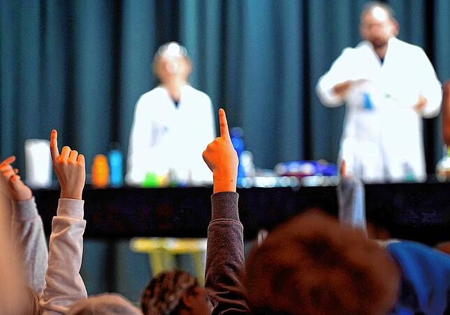 Die Kinder wollten natürlich ganz genau wissen, wie das alles funktioniert.