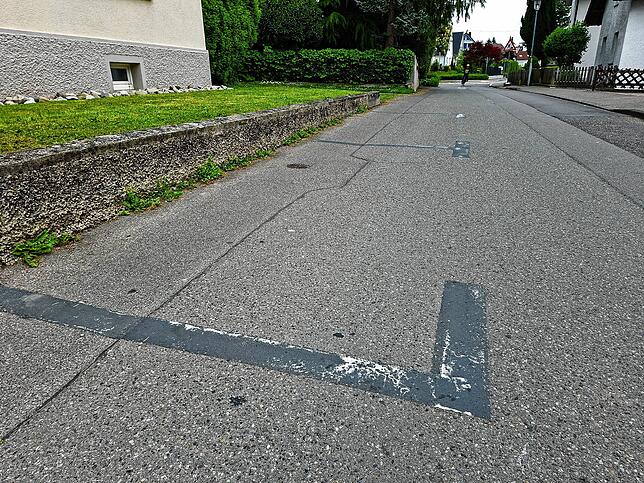 Hier darf nicht mehr geparkt werden: Teils sind die entfernten Markierungen in der Hahnstraße noch sichtbar.