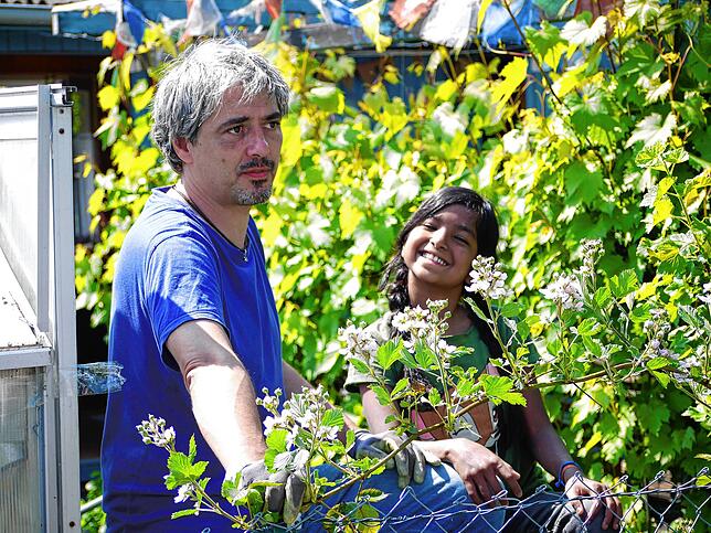 Michael und Tochter Apurva Holzapfel im Garten zurück.