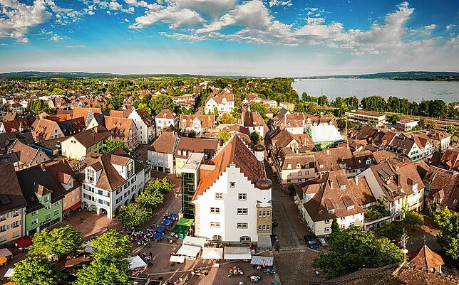 Blick vom Münsterturm auf die Dächer, den See, den Marktplat, das Österreichische Schlössle und die Innenstadt von Radolfzell während ...