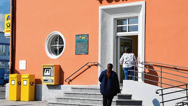 Vor der Post in Stockach stehen immer Leute an. Zuletzt war manchmal halbtägig wegen Personengpässen aufgrund von Krankheit zu.