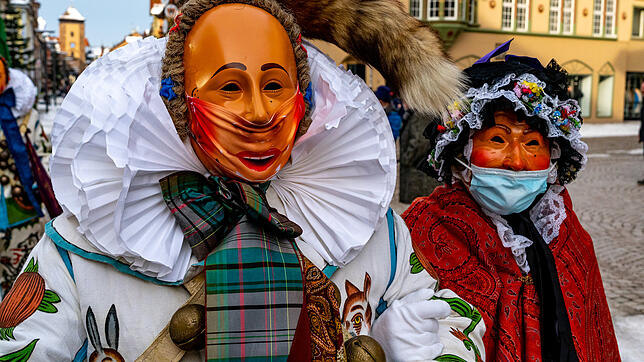 Zwei Narren mit Mundschutz in Villingen: Schon bei der Fastnacht 2021 war das Thema Corona allgegenwärtig. Findet die Fasnacht 2022 statt?