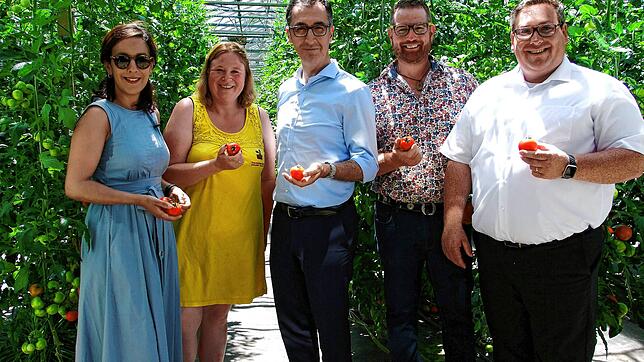Kurz vor einem kleinen Snack direkt aus dem Gewächshaus des Gemüseanbau-Betriebs Duventäster-Maier (von links): Landtagsabgeordnete Nese ...