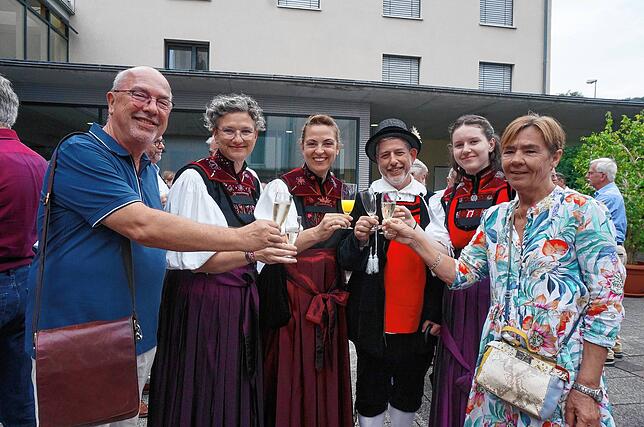 Bild 16: Bilder des Sektempfangs der Chilbi: Gute Laune auf dem Kirchplatz