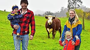 Konsequent biologisch und nach dem Prinzip des geschlossenen Öko-Kreislaufs betreibt der Hüfinger Landwirt Lukas Wintermantel seinen ...