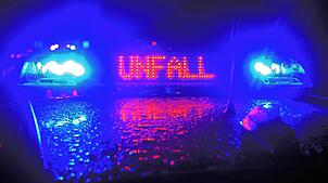 Ein Polizeiauto mit eingeschaltetem Blaulicht und Unfallwarnung (Symbolfoto). Auf der L169 bei der Unteren Alp bei Stühlingen hat es ...