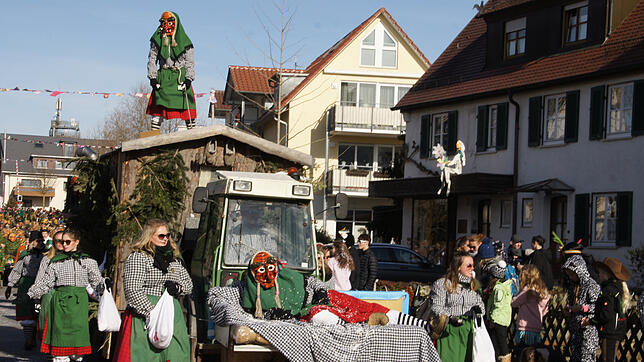 Strahlend blauer Himmel und Sonnenschein: Beim Umzug am Fischbacher Samstag haben sich 800 Hästräger (hier die Hexen aus Brochenzell) ...