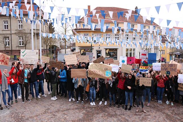 Mit Plakat und Stimme: Rund 200 Jugendliche demonstrieren am Freitagvormittag am Musikantenbrunnen vor dem Rathaus gegen Klimawandel und ...