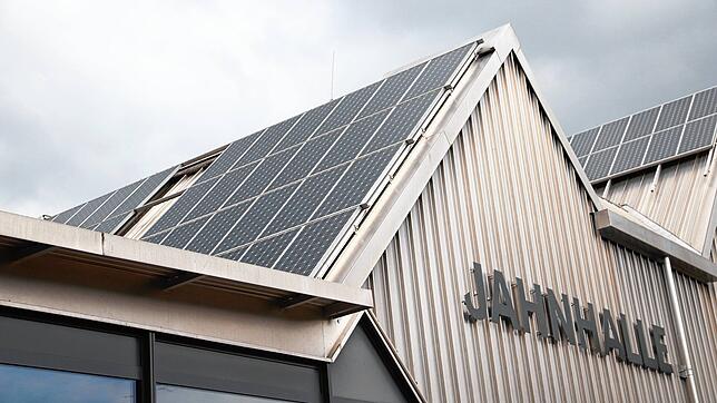 Mehr als Tausend Solaranlagen gibt es in der Stadt Stockach &ndash; unter anderem auf dem Dach der Jahnhalle.