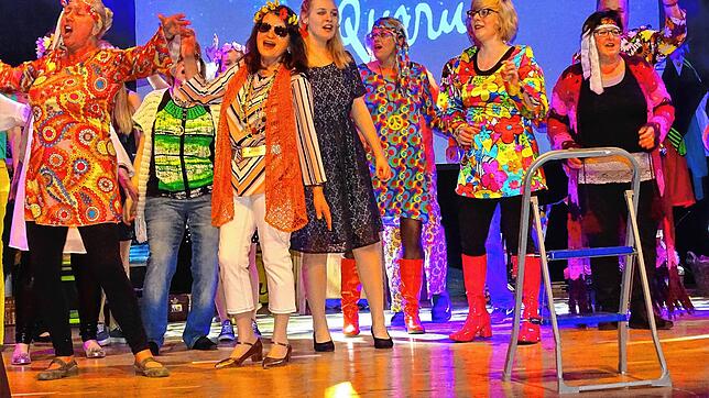 Bunt, musikalisch und erfolgreich: Die Pfohren Pop Singers locken mit ihren selbst geschriebenen Musicals &ndash; hier bei der Butzädä ...