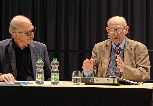 Oswald Burger (links) moderierte den Abend, Ernst Beck las aus dem Manuskript seiner Spurensuche in der alten Nußdorfer Heimat.