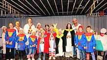 Das große Gruppenfoto zum Abschluss des Preiskleppern: Die Klepperlehoheiten mit ihrer Garde, zusammen mit Oberbürgermeister Simon ...
