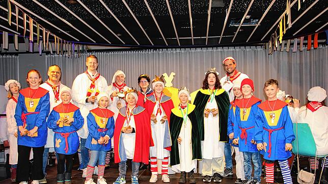 Das große Gruppenfoto zum Abschluss des Preiskleppern: Die Klepperlehoheiten mit ihrer Garde, zusammen mit Oberbürgermeister Simon ...
