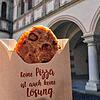 (Archivbild) Diese Pizza in einer Pappschachtel wird ab dem 1. Januar 2025 mehr kosten. 50 Cent werden ab diesem Zeitpunkt für die ...