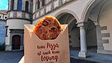 (Archivbild) Diese Pizza in einer Pappschachtel wird ab dem 1. Januar 2025 mehr kosten. 50 Cent werden ab diesem Zeitpunkt für die ...