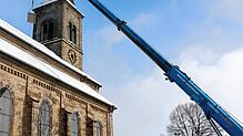 Im Dezember 2023 wurde der im Juni durch einen Sturm beschädigte Lamellenladen am Kirchturm ersetzt. Bild: Martha Weishaar