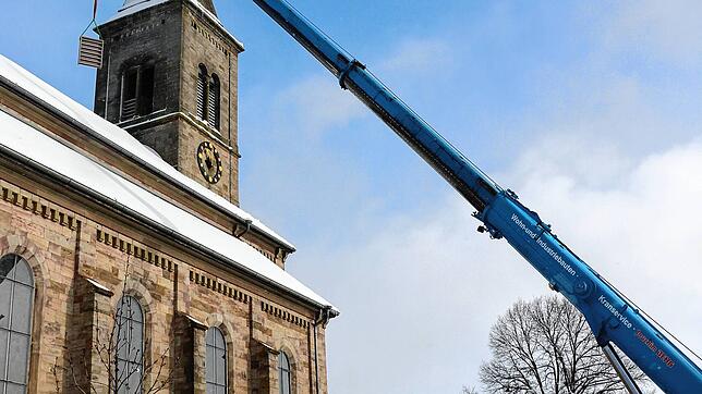 Im Dezember 2023 wurde der im Juni durch einen Sturm beschädigte Lamellenladen am Kirchturm ersetzt. Bild: Martha Weishaar