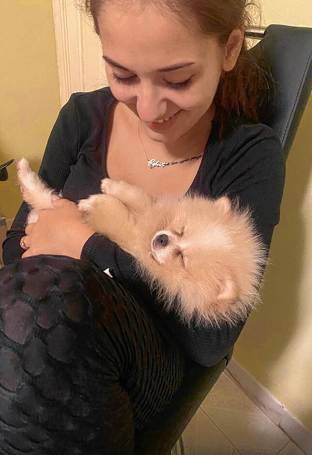 Dieses Bild zeigt Hundebesitzerin Melissa Polizzi mit ihrer Hündin Gioia. Sie hofft, dass sie sie bald wieder so in ihre Arme schließen ...