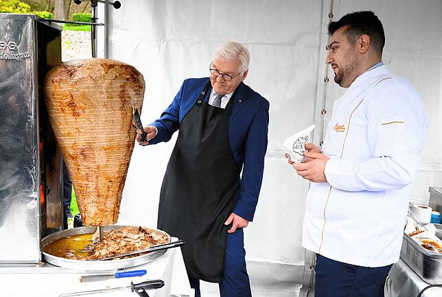 Bundespräsident Frank-Walter Steinmeier beim Anschneiden eines Döner Kebab im vergangenen Jahr.