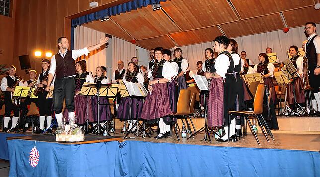 Sie sind über die Monate der gemeinsamen Arbeit prima zusammengewachsen: die Hauptkapelle des Musikvereins Unterkirnach und ihr Dirigant ...