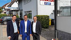 Andreas Tyrra (rechts) und Markus Ott (links) von der Volksbank, gemeinsam mit Bürgermeister Wengert. Foto: Hanspeter Walter