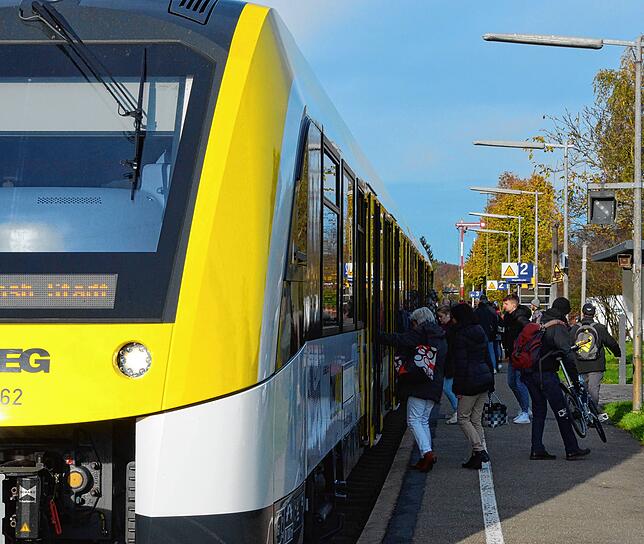 mdx_21_mar_klimaabend_ Komfortabler als ihre Vorgänger, überdies mit Steckdosen, Fahrgastinformationsmonitoren und WLAN ausgerüstet: die neuen Triebwagen. Doch ...