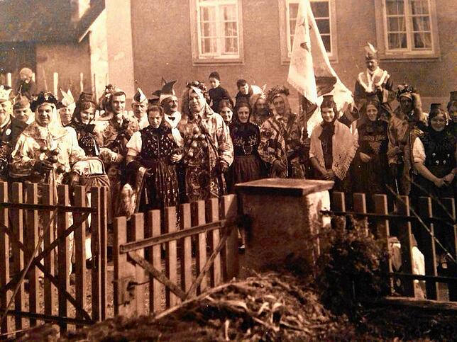 Ein sehr alter digitaler Schatz des &bdquo;Frohsinn&ldquo;: Hansel und Gretle stellen sich 1933 für ein Bild auf.