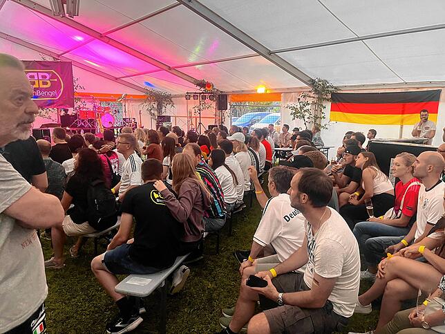 Bild 10: Zwischen Musik und EM – Der Freitag beim Dorffest Lienheim