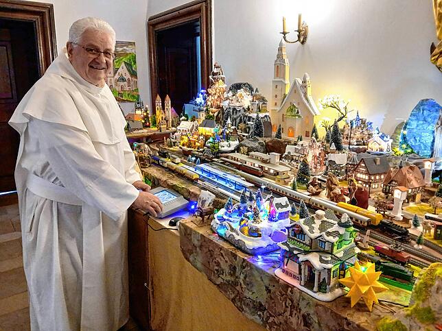 Pater Roman Brud ist stolz auf seine Modelleisenbahnanlage im Todtmooser Paulinerkloster
